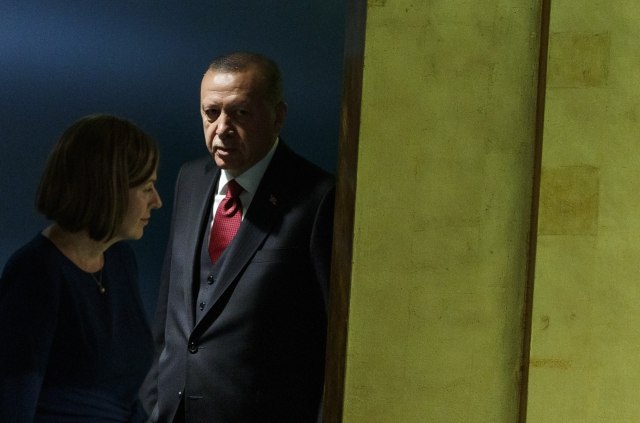 Crveni tepih za Tursku: Tramp sa osmehom doèekuje Erdogana, Vašington ne odobrava