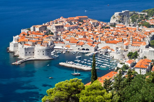 Suncem okupan Dubrovnik: Turisti koriste miholjsko leto da posete 