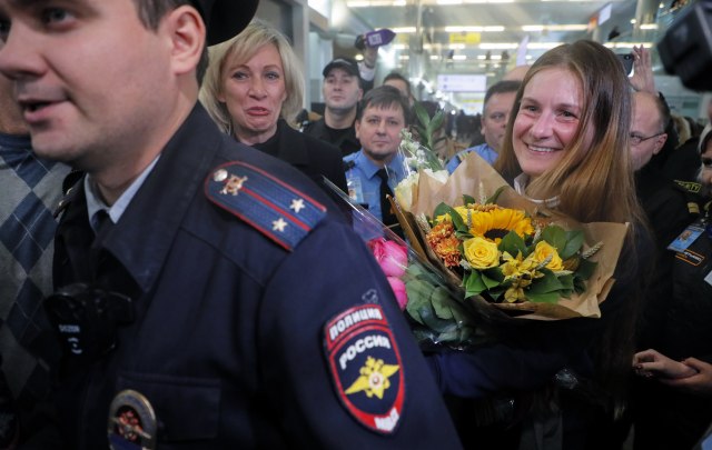 Cveće i suze: Butina stigla u Moskvu FOTO