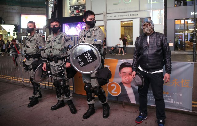 Hongkong: Policija upotrebila suzavac da rastera demonstrante