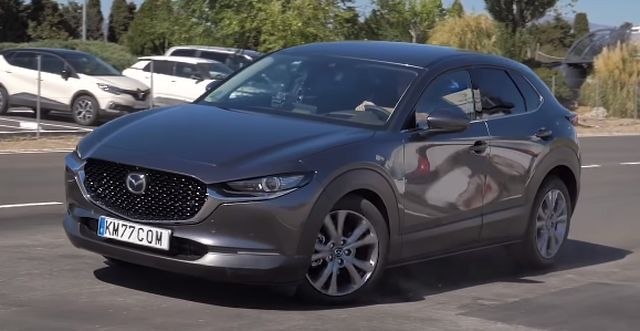 Mazda CX30 i Tesla Model 3 na testu 