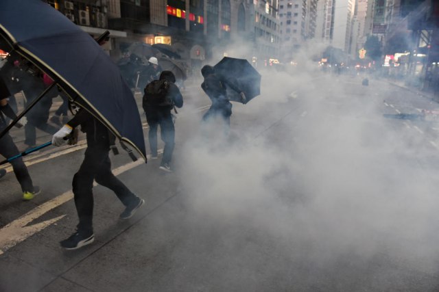 Hongkong: Policija upotrebila suzavac i vodene topove na demonstante