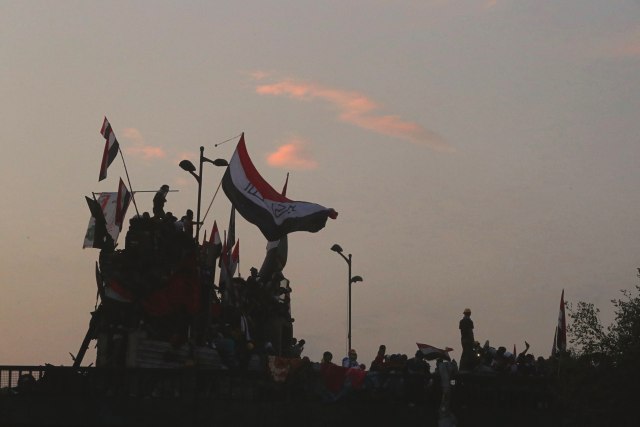 Demonstranti napali iranski konzulat, stavili zastavu Iraka