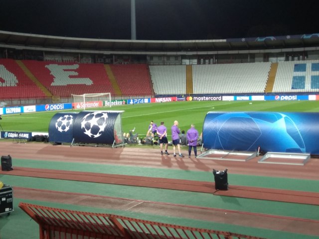 "Pevci" se na stadionu Zvezde "krili" iza klupe za rezerve FOTO/VIDEO