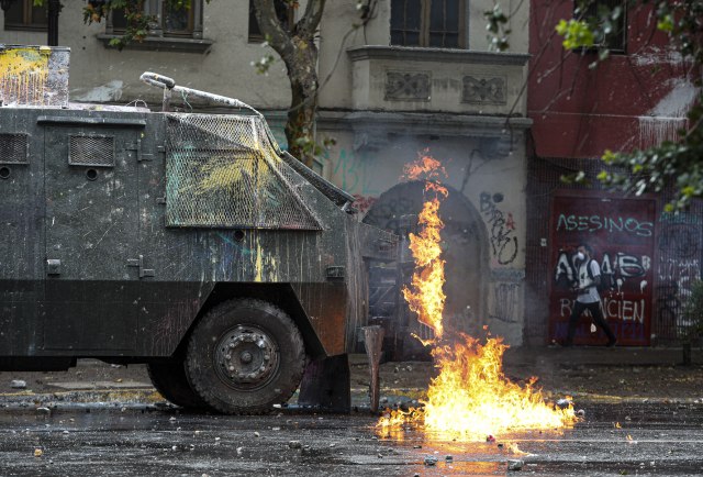 Protesti i nasilje u Èileu ne jenjavaju: Snimak zapaljenih policajki obišao svet VIDEO