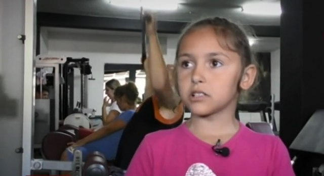Mala Ajša je èudo od deteta: Uspela je da pobedi ozbiljne bodibildere VIDEO