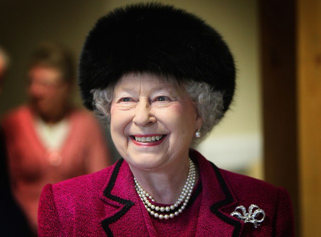 Kraljica iznenadila sve: Nema više ovog modnog detalja na kraljevskoj odeæi