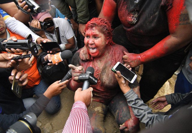 Demonstranti uhvatili gradonačelnicu, ošišali je i ofarbali FOTO/VIDEO
