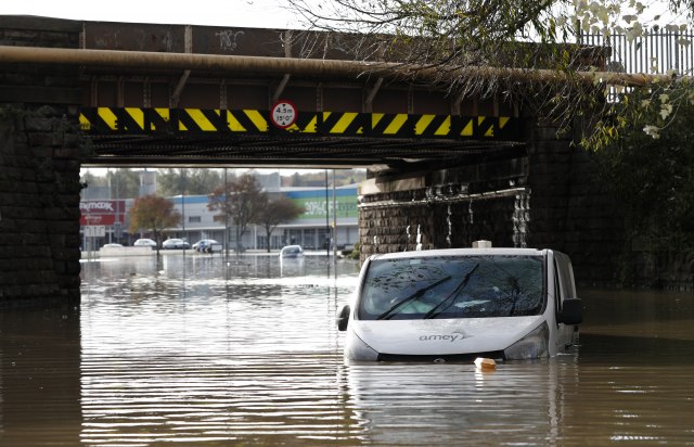 Nevreme i poplave pogodile Englesku, jedna žena poginula VIDEO