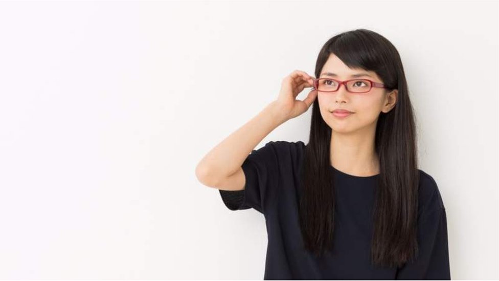 Japan: Debata nakon zabrane Japankama da nose naočare na poslu