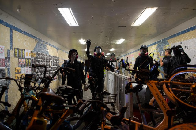 Neredi u Hongkongu se ne smiruju: Razbijani izlozi i panoi VIDEO