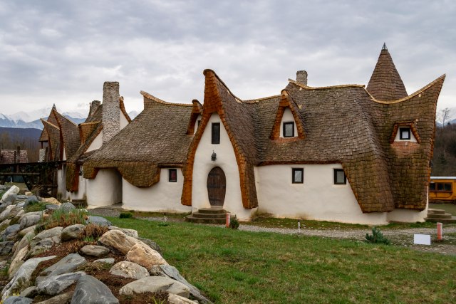 Glineni dvorac u dolini vila: Neobièna atrakcija u srcu Transilvanije