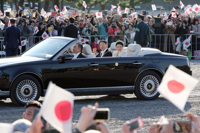 Hiljade Japanaca na ulicama Tokija pozdravilo cara VIDEO