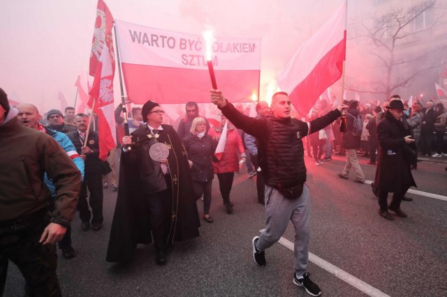 Poljaci tokom "Marša nezavisnosti" palili zastavu EU