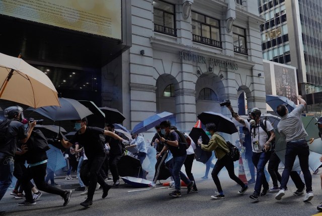Policajac upucao demonstranta u Hongkongu, snimak obilazi svet VIDEO