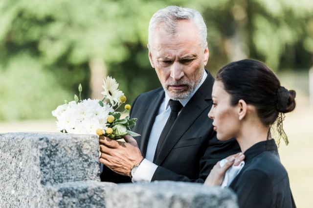Obmane prilikom sahranjivanja: Na šta su sve ljudi spremni zarad opela? VIDEO