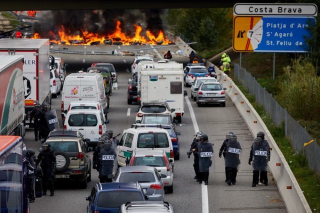 Demonstranti zapalili put: Zaglavljeno hiljade automoblila i kamiona VIDEO/FOTO