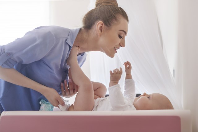 Štucanje pomaže bebama da regulišu disanje i važno je za njihov razvoj