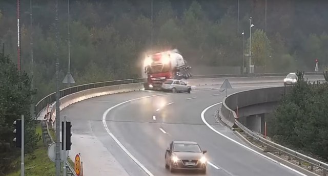 Stravičan snimak nesreće u Sloveniji: Kamion pao s nadvožnjaka, vozač poginuo VIDEO