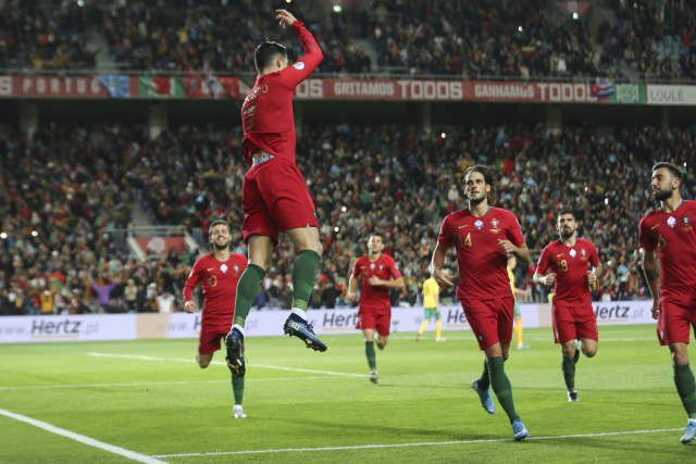 Ronaldo het-trikom udaljio Srbiju od EP
