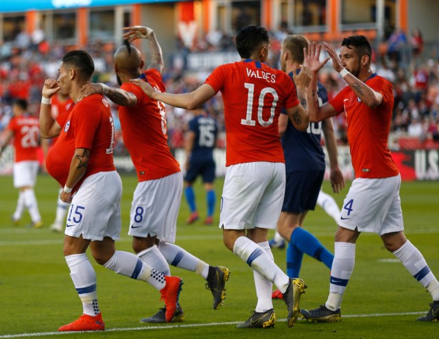 Fudbaleri Èilea uz narod, neæe da igraju protiv Perua
