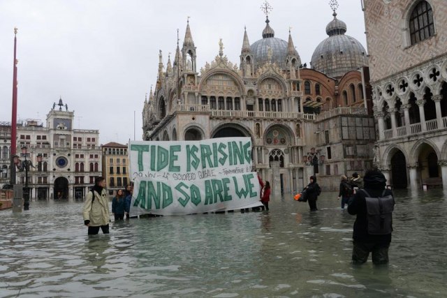Vanredno stanje u Veneciji: Voda do kolena, èeka se spas "Mojsija"