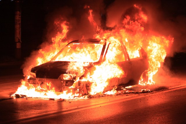 Izgorelo vozilo na putu Beograd-Panèevo, bez povreðenih