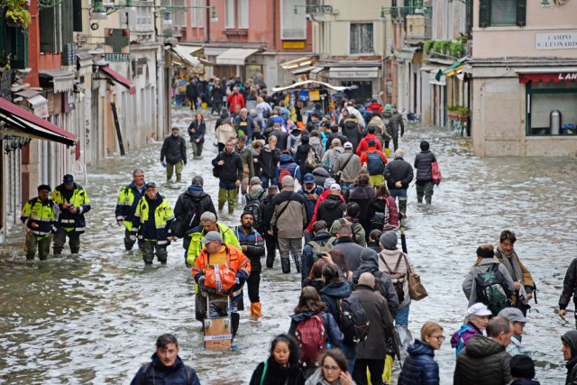 Venecija: 70 odsto grada poplavljeno, plima metar i po, ali najgore tek sledi VIDEO