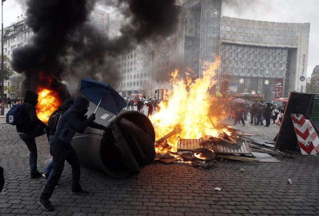 Haos u Parizu: Žuti prsluci, zapaljeni automobili, sukobi, suzavac i 105 privedenih VIDEO FOTO