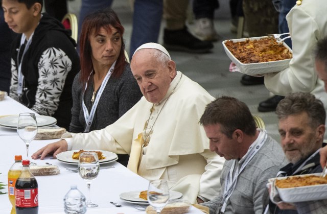 Papa ugostio 1.500 siromašnih i beskuænika na ruèku u Vatikanu FOTO