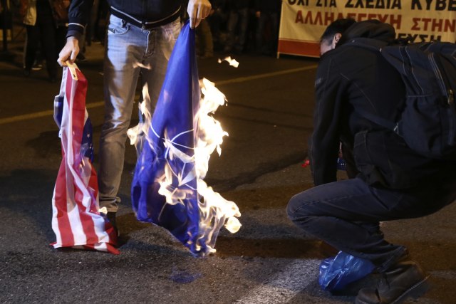 "Napolje SAD, NATO i njihove baze" i okrvavljena grèka zastava FOTO/VIDEO