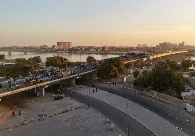 Betonske barijere: Demonstranti zauzeli i treæi strateški most, jedna osoba stradala FOTO