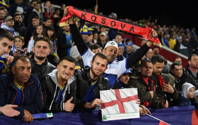 Englezi vređali Srbe u Prištini – da li će ih UEFA kazniti kao nas? VIDEO