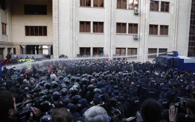 Haos u Tbilisiju - hapšenja, suzavac, vodeni top VIDEO/FOTO