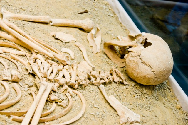 Bizarno arheološko otkriæe: Deèji kosturi "ukrašeni šlemovima" od lobanja druge dece