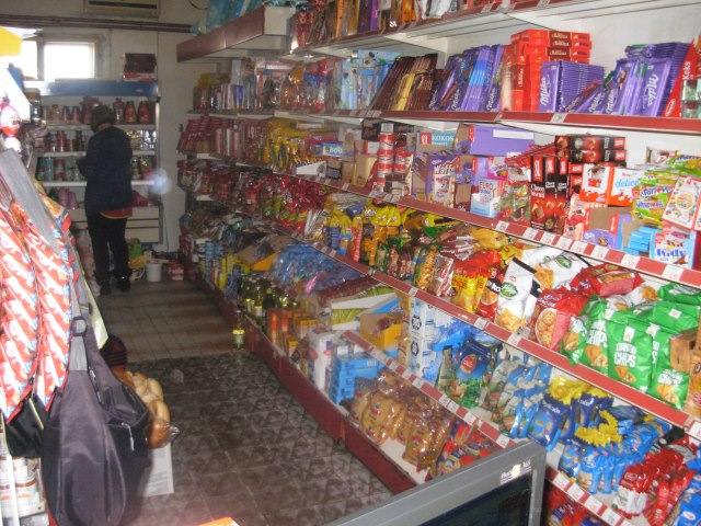 Ovako izgledaju rafovi u kosovskim prodavnicama: Nema plazme, prodaju nemačke slatkiše