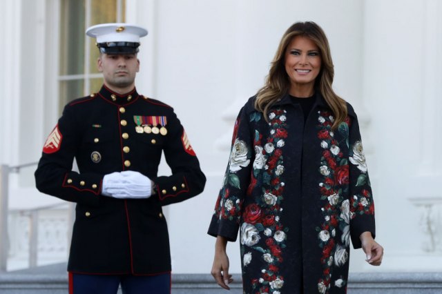 Melanija Tramp zna šta valja: U preskupom kaputu dočekala novogodišnju jelku ispred Bele kuće