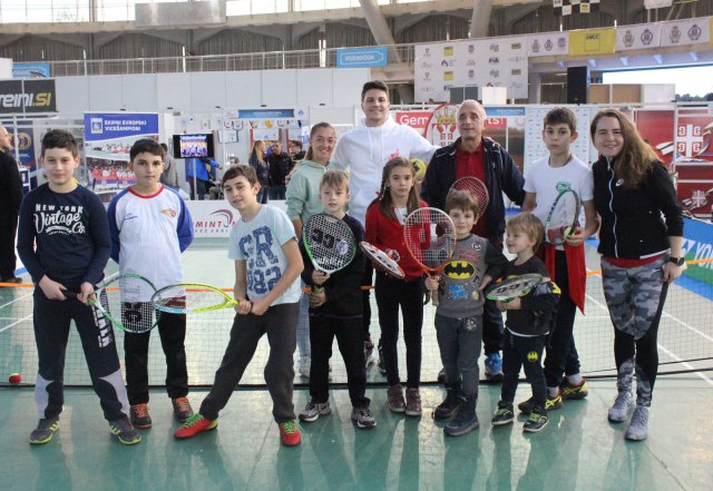 Kecmanoviæ igrao mini tenis sa mališanima na Sajmu sporta u Beogradu