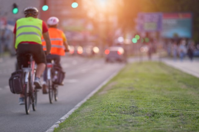 Kada moraju motociklisti, biciklisti i pešaci da imaju žuti svetleći prsluk? VIDEO