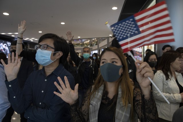 Demonstranti zahvaljuju Americi; Peking hitno pozvao ambasadora SAD