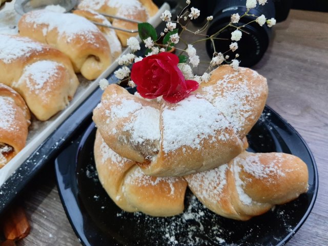 Fine puter kiflice sa orasima FOTO