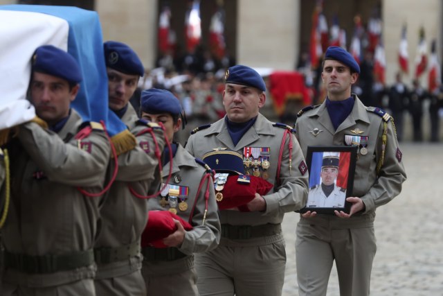 Francuska odala poèast poginulim vojnicima: "Poklanjam se njihovoj žrtvi'' FOTO
