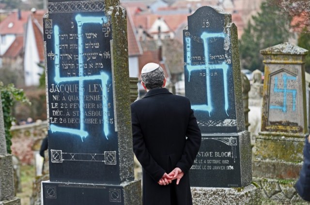 Antisemitski natpisi i svastike: Oskrnavljeno oko 100 grobova Jevreja
