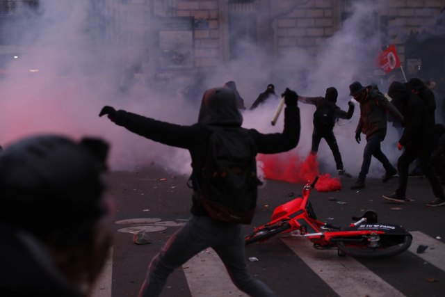 "Makron se izgubio": Pariz u haosu, štrajk sindikata izmakao kontroli, sukob policije i graðana