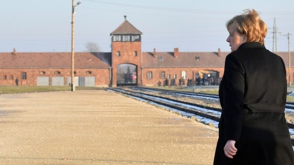 Merkel posetila Aušvic: Nemačka će zauvek biti odgovorna za nacističke zločine