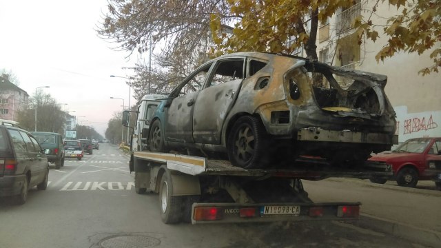 Niš: Huligani zapalili vozilo, taksista zadobio opekotine spasavajuæi putnika FOTO