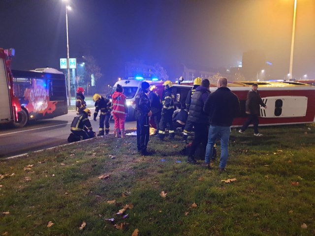 Automobil prevrnuo minibus na Novom Beogradu