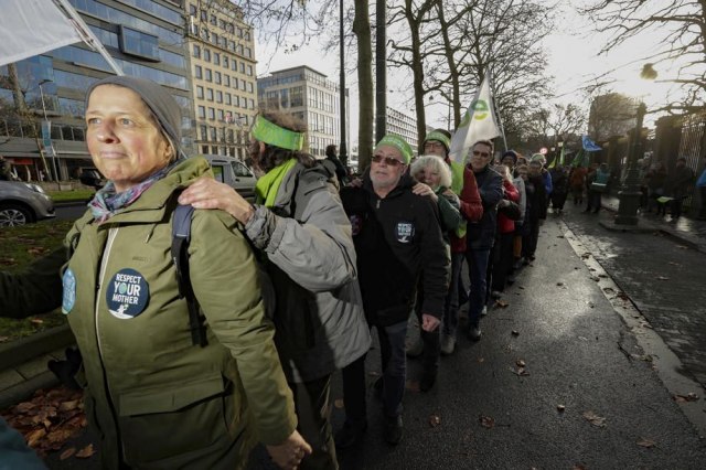 GALERIJA Ovako se upozorava na klimatske promene: Ljudski lanac u Briselu