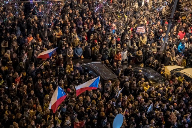 Desetine hiljada Èeha na protestu u Pragu