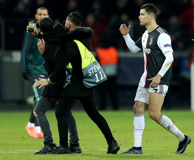 Ronaldo pobesneo na "davitelja": Da li si ti lud? VIDEO